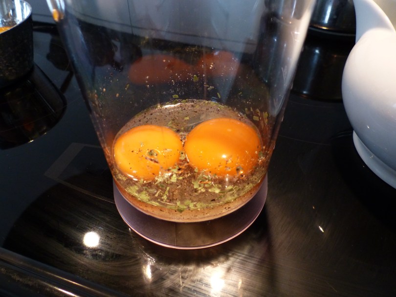 2 Eigelb und Weißwein mit Estragon im Mixgefäß