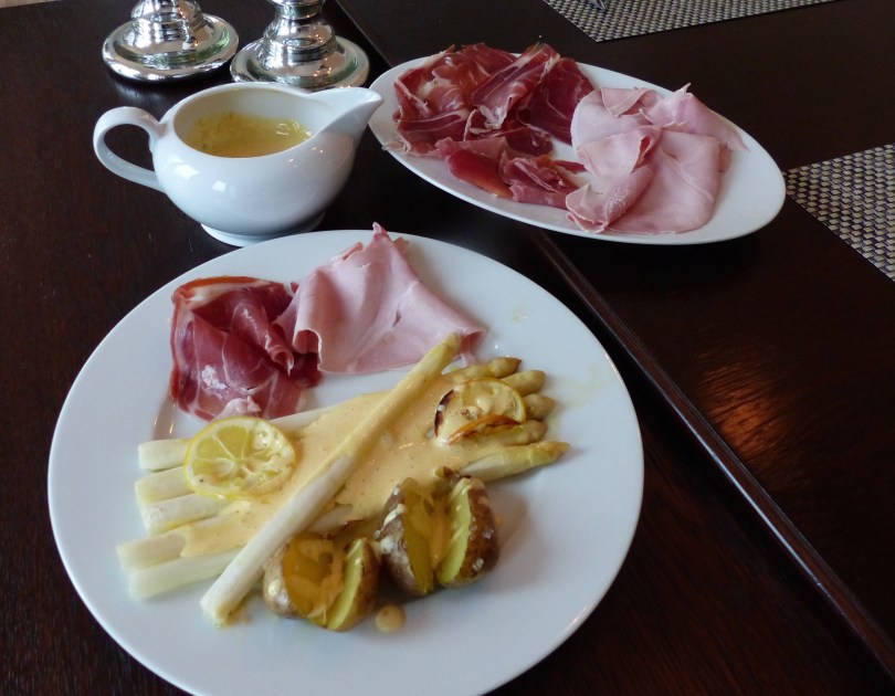 Spargel mit Sauce Béarnaise, und Schinken auf dem Tisch angerichtet