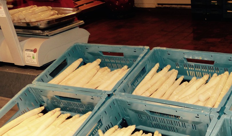 weoßer Spargel und Waage im Hintergrund