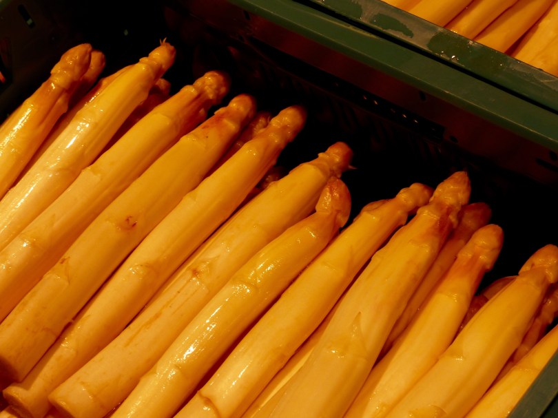 Nahaufnahme weißer Spargel im Verkauf