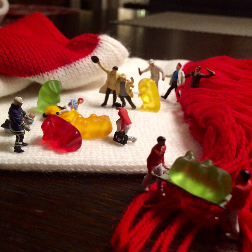 Miniaturfiguren feiernd und von Rettungsdienst abtransportiert