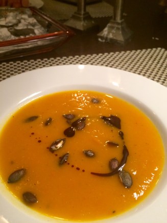 Kürbissuppe mit Kürbiskernen und Kürbiskernöl
