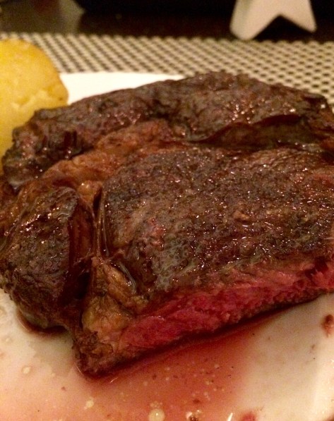 Steak vo Rinderentrecote aus dem Kamin