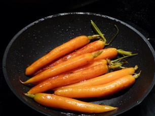 Glasierte Möhren in der Pfanne