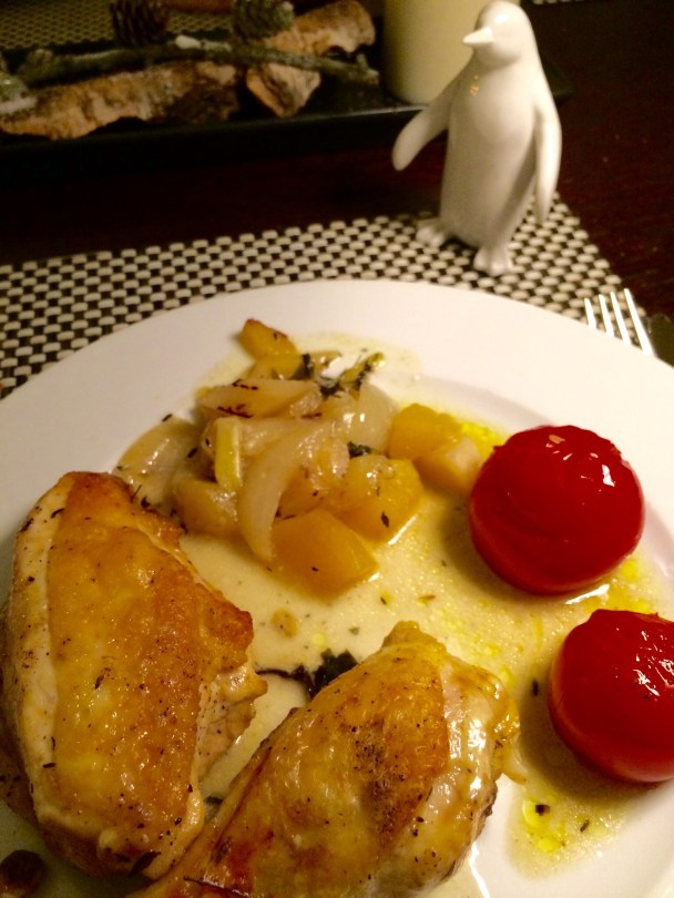 Hähnchenstücke mit Apfel, Zwiebelchen und gedünsteten Tomaten