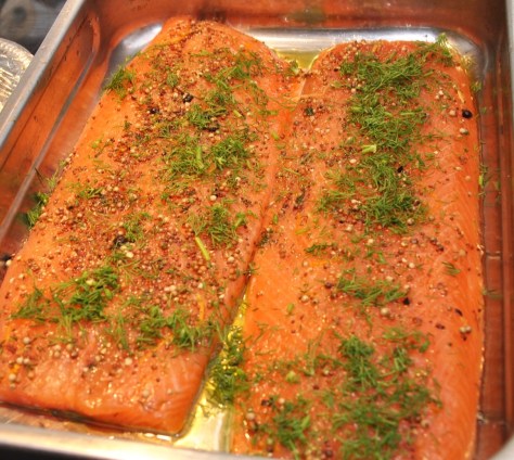 Zwei Lachsseiten, fertig zubereitet und mit Dill bestreut