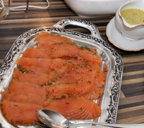 Platte mit geschnittenem Graved Lachs