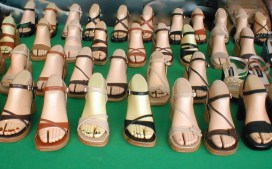 Holzfüße auf dem Markt