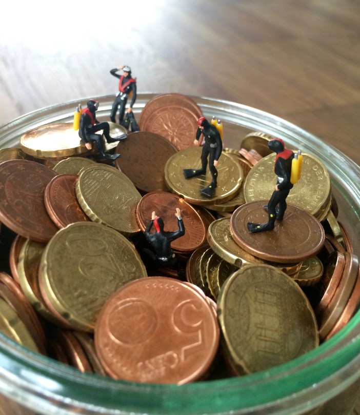 Miaturfiguren, Taucher in einer Schlüssel mit Kleingeld