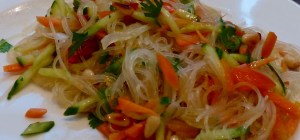 Salat mit Möhren, Kräutern und Kernen in der Nahaufnahme