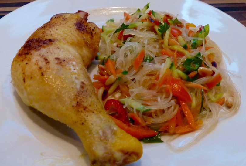 buter Glasnudelsalat und gebackener Hähnchenschenkel auf einem Teller