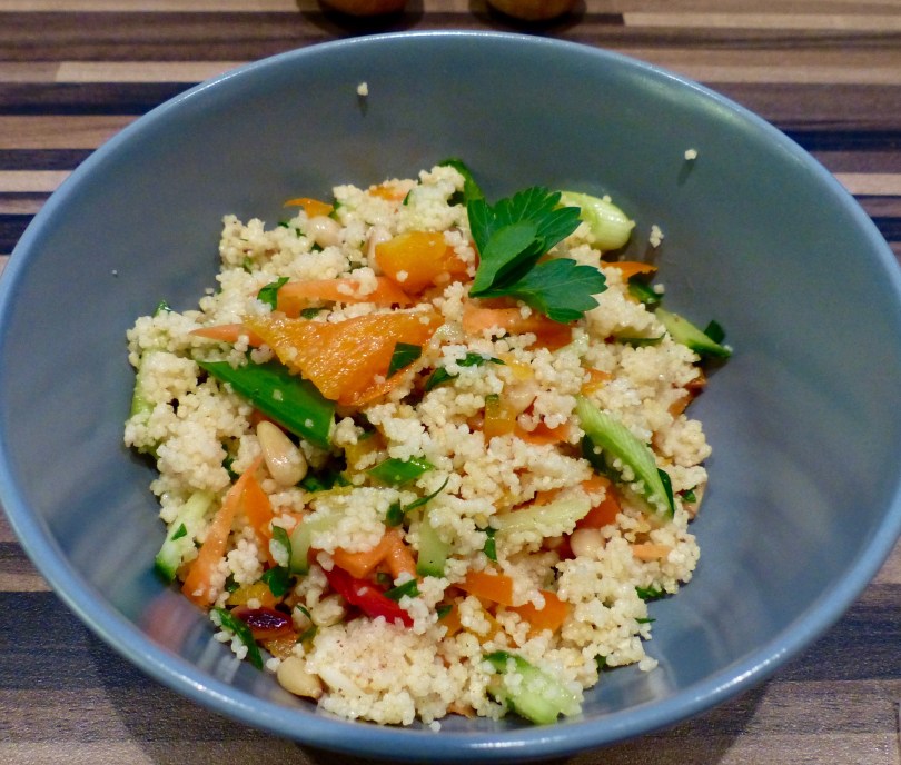 Cous Cous in der Schüssel mit allen frischen Zutaten