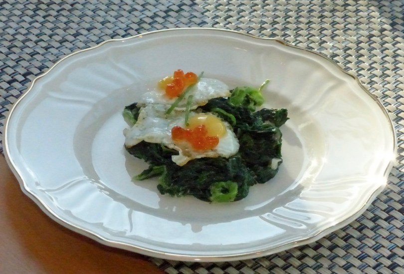 auf dem teller mit Goldrand angerichtet