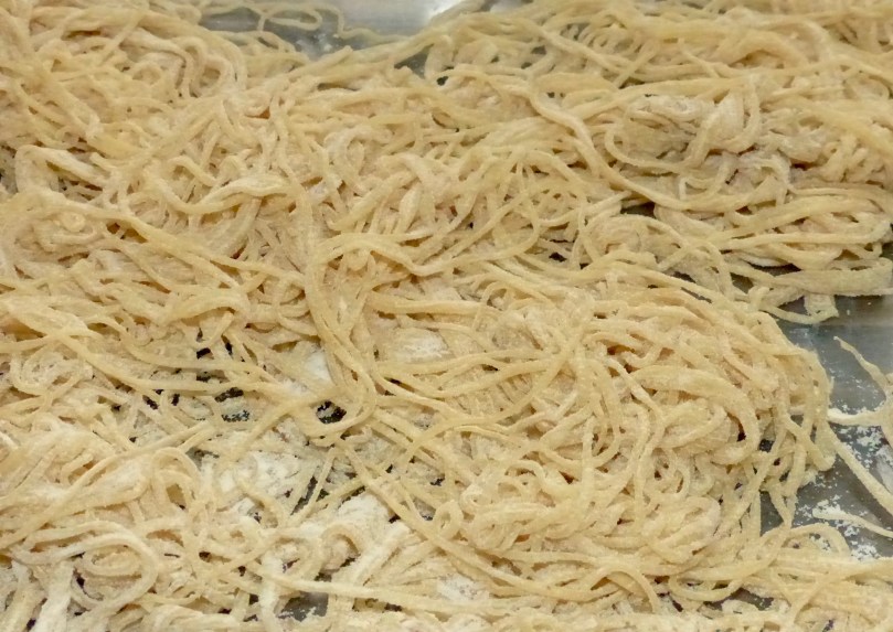 frische Nudeln im Mehl gewälzt