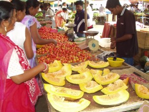 aufgeschnittene Melone auf Marktstand auf Mauritius