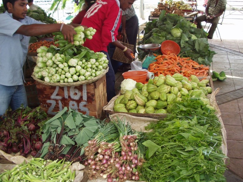 Körbe mit Gemüse auf buntem Markt