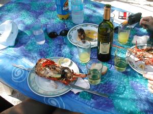 bunter Tisch nach dem gegrillten Hummer