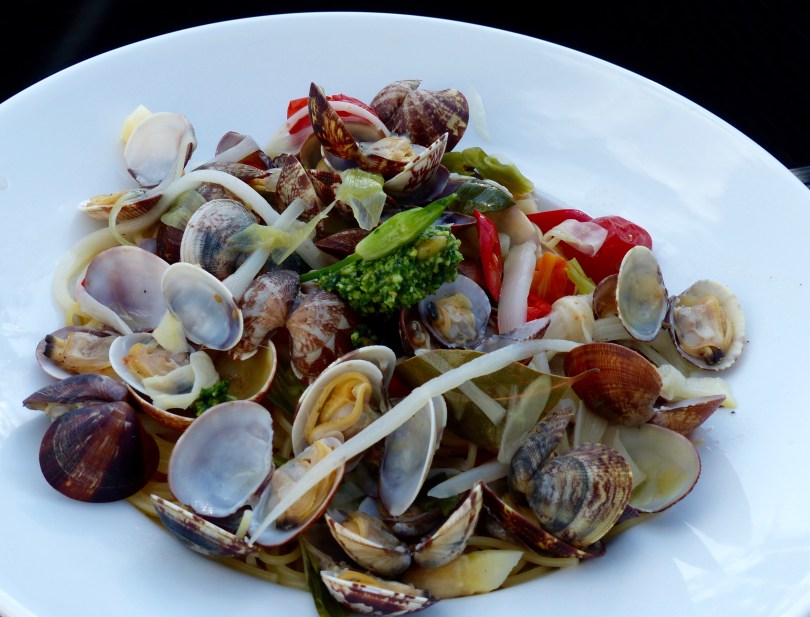 Spaghetti vongole mit Spargelstreifen auf dem Teller angerichtet