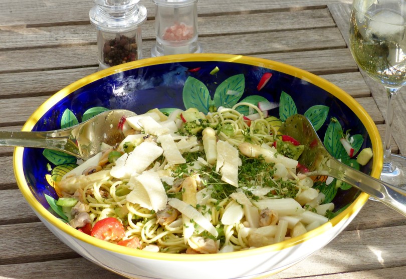 Spaghettisalat garniert mit Parmesan und Pinienkernen im Frühling