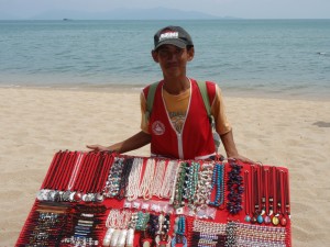 Straßenverkäufer mit Auswahl an bunten Ketten und Perlen
