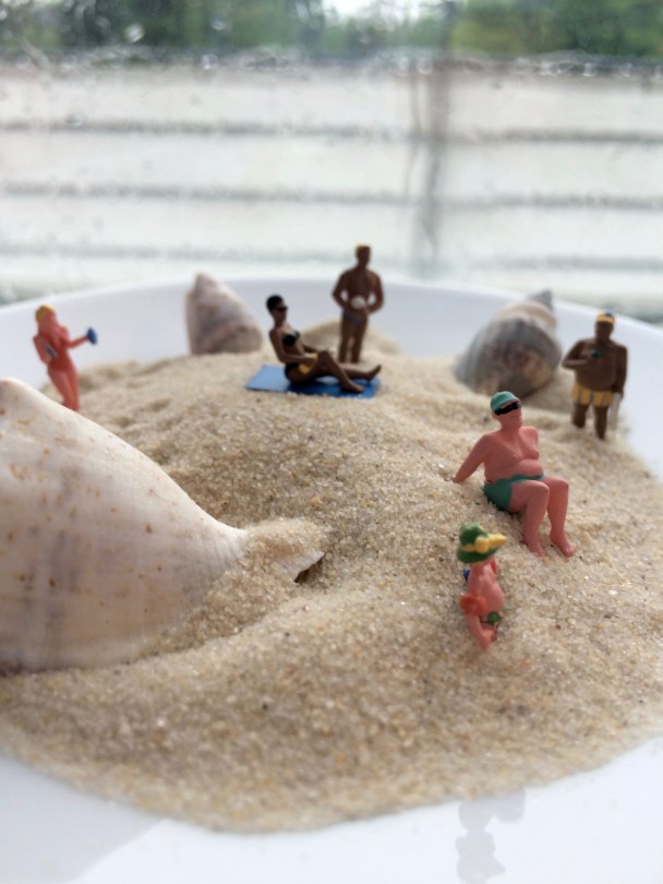 Miniaturfiguren, Badefiguren vor verregnetem Fenster