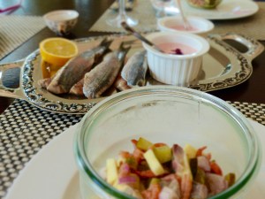 Matjes-Apfel-Salat und Matjes mit Preiselbeer-Creme-fraîche