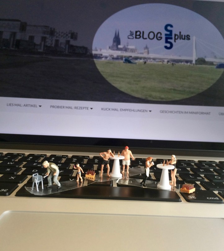 Miniaturfiguren grillen auf Mac Book Tastatur