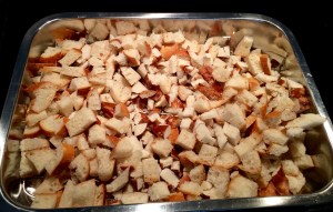 Gewürfelte Laugenbrezel und weiße Brötchen (Semmeln)