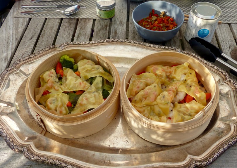 Asiatische Bambus-Dämpfer mit Gemüse und Dim Zum gefüllt