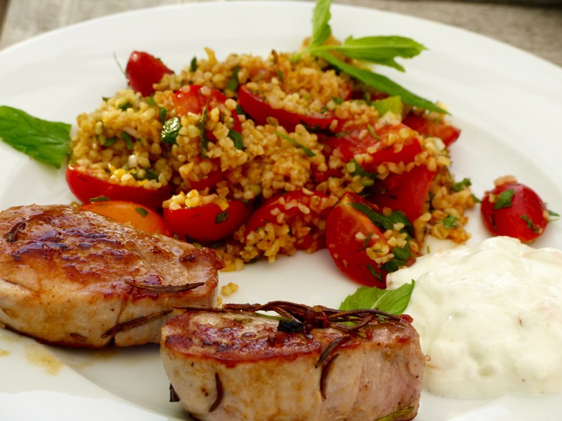 Tomaten-Bulgur mit Schweinemedaillons und Tomatenquark