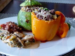 Gefüllte Paprika und Zucchini auf dem Teller