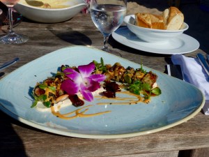 Thunfischtatar, asiatisch gebacken, im Hintergrund Kartoffelsuppe mit Apfelkuchen - kreativ