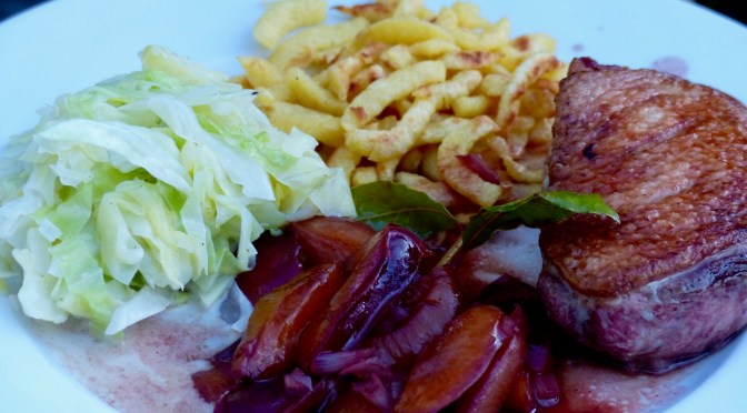 Entenbrust mit Pflaumen/ Zwetschgen-Portwein-Soße und Spitzkohl