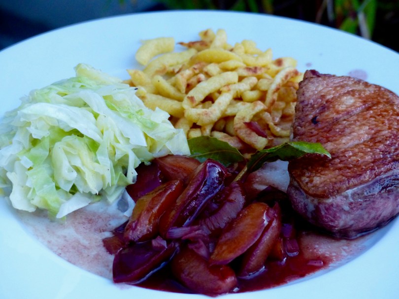 angerichtet auf dem Teller mit Spätzle und Spitzkohl