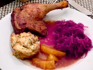 Entenkeule mit Rotkohl, Semmelknödelmuffin und Rotkohl(hier mit Granatapfel),