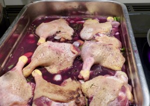 Keulen von der Ente auf Wurzelgemüse und Saucenfond