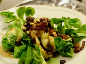 Feldsalat mit Gänseleber, gebratenen Apfelstückchen und Zwiebelringen