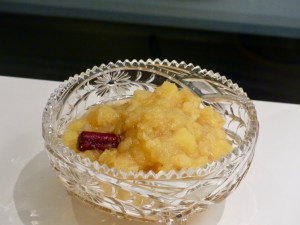 Apfelkompott mit Stücken und Zimtstange 