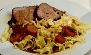 Sauerbraten und die Soße ungeliebt mit Gewürzen und Gemüsen