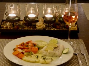 Winterkabeljau mit Gemüse aus dem Dampfgarer und Limetten Beurre Blanc - fein angerichtet auf dem Tisch