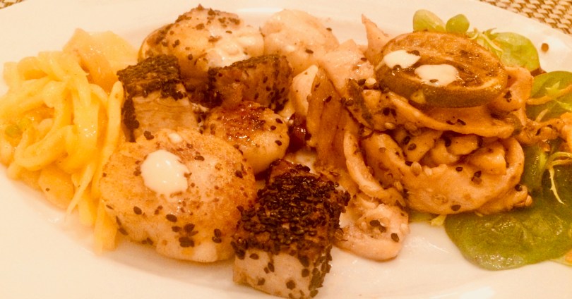 asiatischer Lachs, Thunfisch mit Sesamöl, Jakobsmuscheln mit Limette