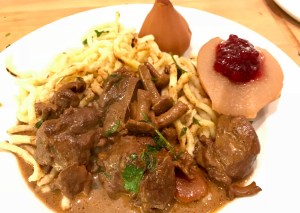 Rehgulasch und Spätzle, Birnen und Preiselbeeren abgerichtet