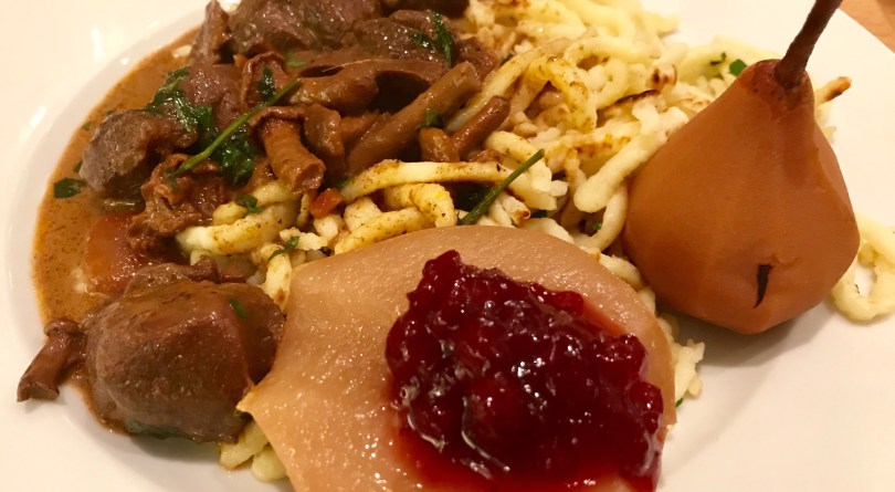 Rehragout, Preiselbeeren, Gewürzbirnen, Reh