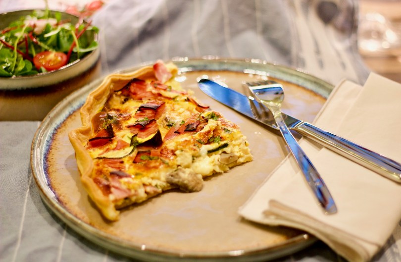 Quiche auf dem Telle angerichtet
