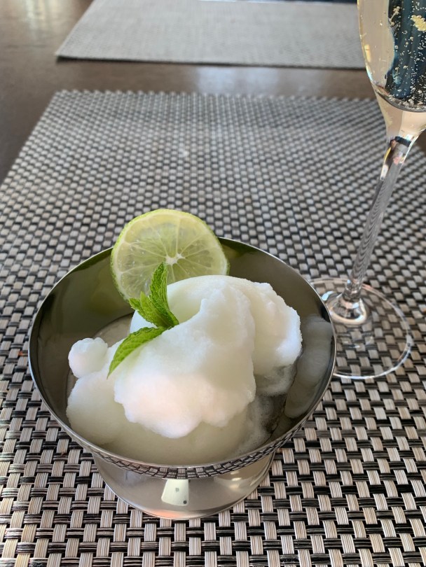 Zitronensorbet mit einem Gläschen Winzersekt