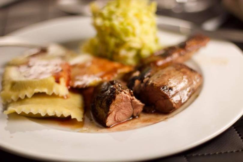 dazu Teigtaschen mit Maronen-Honig-Thymian-füllung und Wirsing