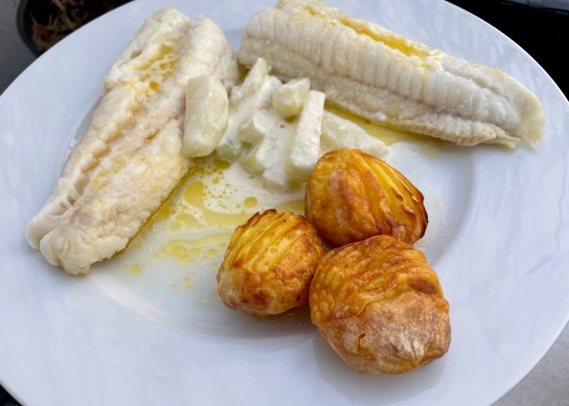 Kabeljaufilet in Limoncello pochiert mit Kohlrabi und Fächerkartoffeln
